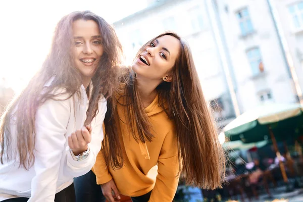 Twee jonge meisjes wandelen stad met plezier — Stockfoto
