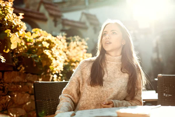 Hermosa mujer sentada en la cafetería de la calle en la parte central de la ciudad — Foto de Stock