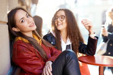 iki genç parlak kız birlikte vakit, şehir yürüyüş ve having fun