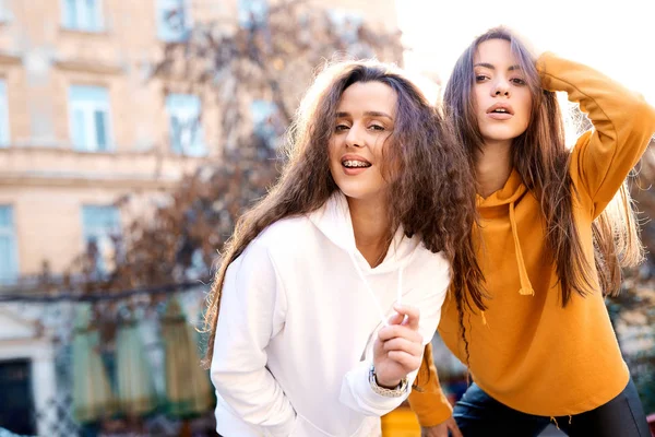 Twee jonge meisjes wandelen stad met plezier — Stockfoto