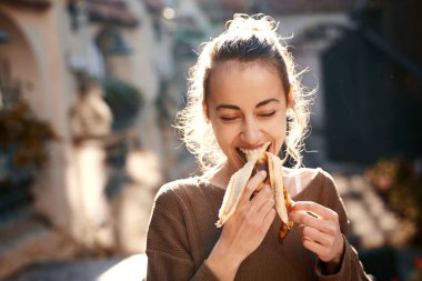 güzel genç kadın bir muz ısırıkları
