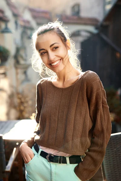 Bella giovane donna a piedi città divertendosi — Foto Stock