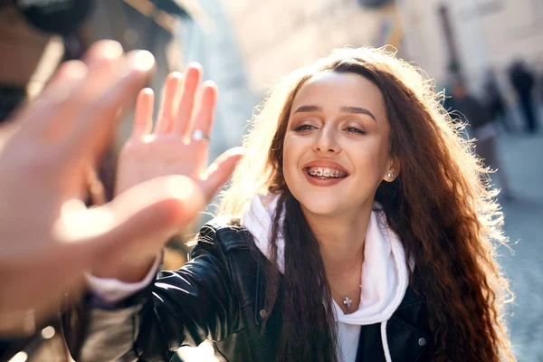 Hermosa mujer joven caminando ciudad divertirse — Foto de Stock