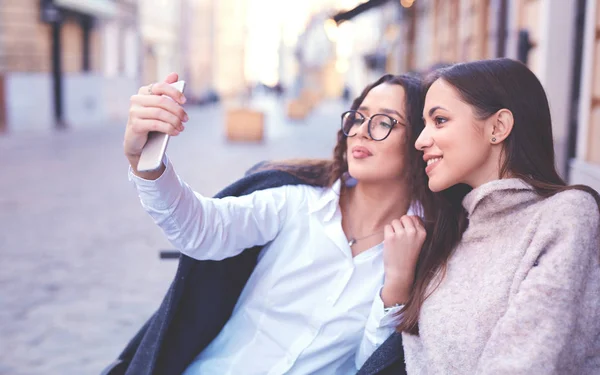 Dwie piękne kobiety, Dokonywanie selfie przez telefon w centralnej części miasta — Zdjęcie stockowe