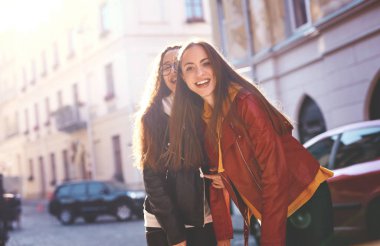 iki genç kız eğleniyor sokak şehir üzerinde yürümek