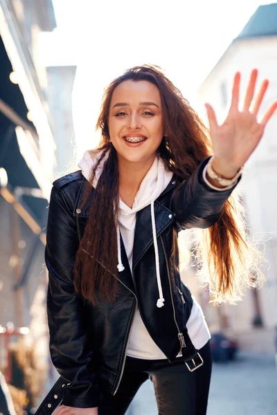 Bella giovane donna a piedi città divertendosi — Foto Stock