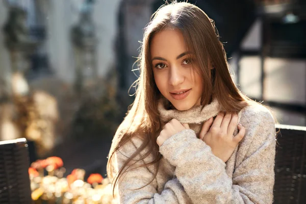 Beautiful woman sitting in the street cafe at bright spring day — Stock Photo, Image