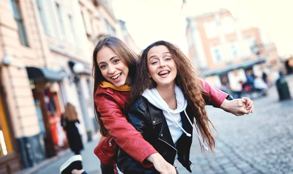 Две молодые девушки гуляют по городу весело — стоковое фото