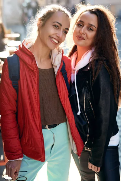 2 つの若い女性と一緒に立っていると路上ハグ — ストック写真