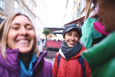 Lviv sokaklarda yürüyen çift turist