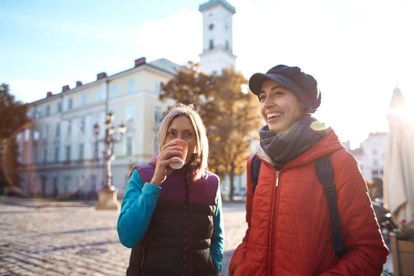 Пара туристов, гуляющих по улицам Львова — стоковое фото