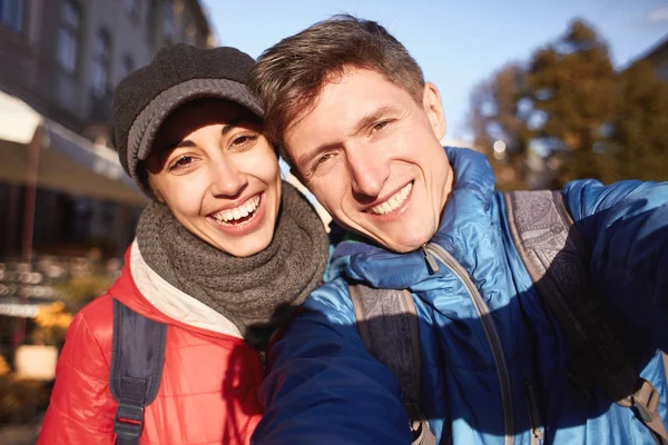 Paar glückliche Touristen machen Selfie auf den Straßen von Lwiw — Stockfoto