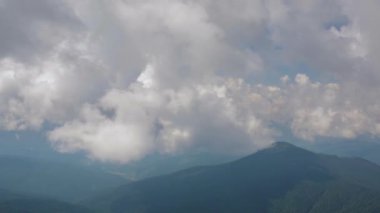 Ukrayna - Hoverla için Petros Dağı'nın en yüksek dağı dramatik bulutlu görünüm