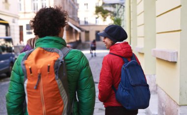 Lviv sokaklarda yürüyen turist grup