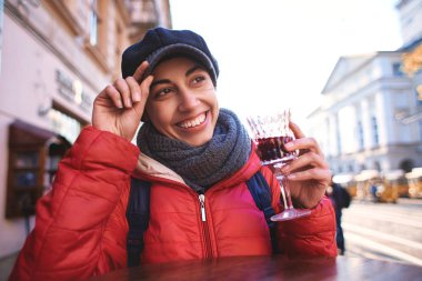 Görüntü gülümseyen genç kadının açık havada duran şarap içme cam tutan şehir sokak Cafe