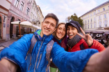Çift mutlu turistler Lviv sokaklarda selfie yaparak
