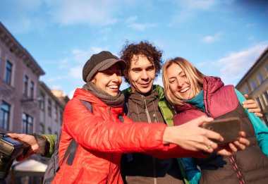 Çift mutlu turistler Lviv sokaklarda selfie yaparak
