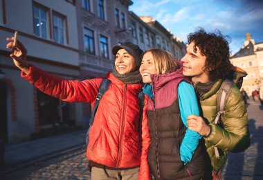 Çift mutlu turistler Lviv sokaklarda selfie yaparak
