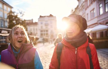 Lviv sokaklarda yürüyen çift turist