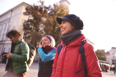 Lviv sokaklarda yürüyen turist grup