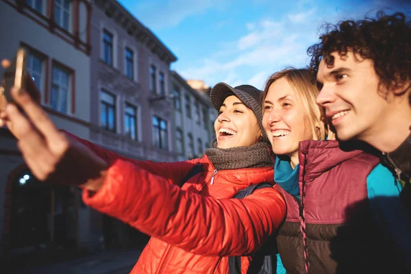 Para szczęśliwy turystów podejmowania selfie na ulicach Lwowa — Zdjęcie stockowe