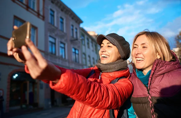 Kilka kobiet szczęśliwy turystów selfie na ulicach Lwowa — Zdjęcie stockowe