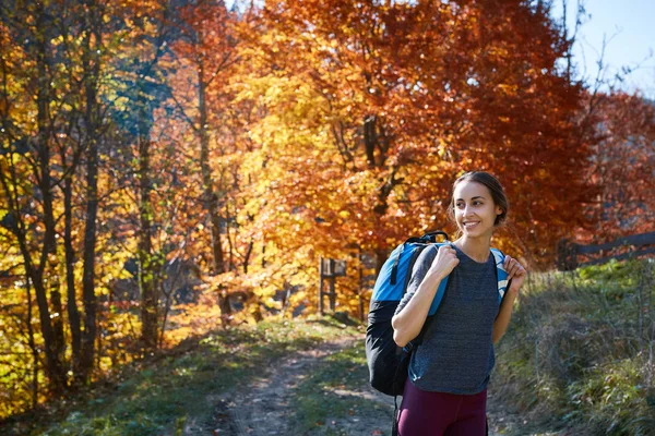 Mujer excursionista con mochila caminando al aire libre —  Fotos de Stock