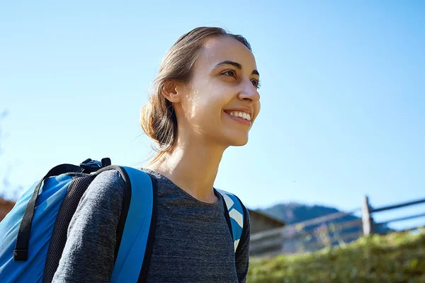 Mulher caminhante com mochila andando ao ar livre — Fotografia de Stock