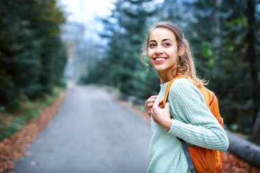 küçük sırt çantası, ormanın içinde yolda duran ile kadın uzun yürüyüşe çıkan kimse