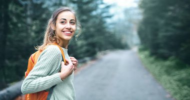 küçük sırt çantası, ormanın içinde yolda duran ile kadın uzun yürüyüşe çıkan kimse