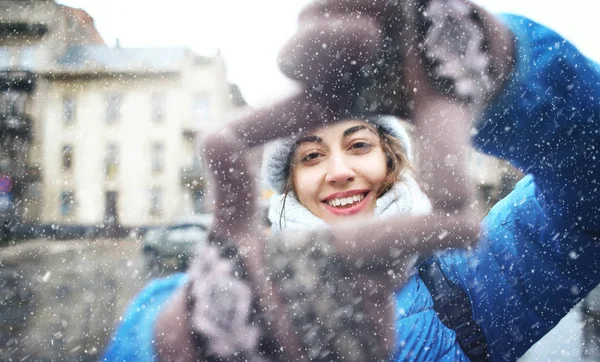 Ritratto di una giovane donna attraente sorridente in abiti invernali caldi in giornata nuvolosa sullo sfondo della strada — Foto Stock