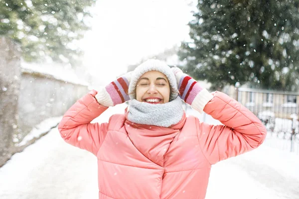 Образ счастливой веселой улыбающейся женщины, счастливо гуляющей под открытым небом в морозный снежный зимний день — стоковое фото