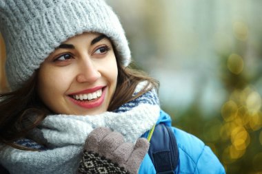 parlak Noel ışıkları arka plan karşı sıcak kış giysileri bir s mutlu gülümseyen kadın closeup yatay görüntü