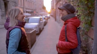 Lviv sokaklarda yürüyen çift turist