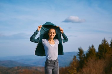 mutlu kadın dağ sırtı günbatımı çerçevede kenarında duran uzun yürüyüşe çıkan kimse görüntüsünü