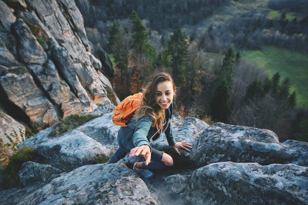 Žena tramp vyšplhal na útesu a získání nápovědy — Stock fotografie