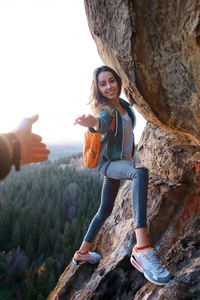 Женщина турист забралась на скалу и получить помощь — стоковое фото
