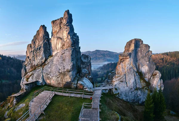 Nasjonalpark ved soloppgang med steinbakgrunn. Ekskursjon i Tustan, Vest-Ukraina. – stockfoto