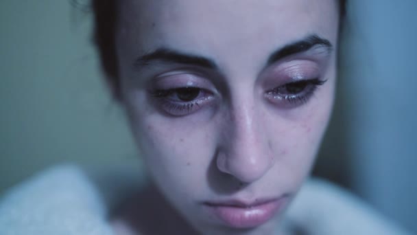 Femme très triste avec des larmes dans les yeux — Video