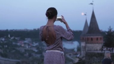 smatphone üzerinde çekim video genç güzel bir esmer kadın portresi