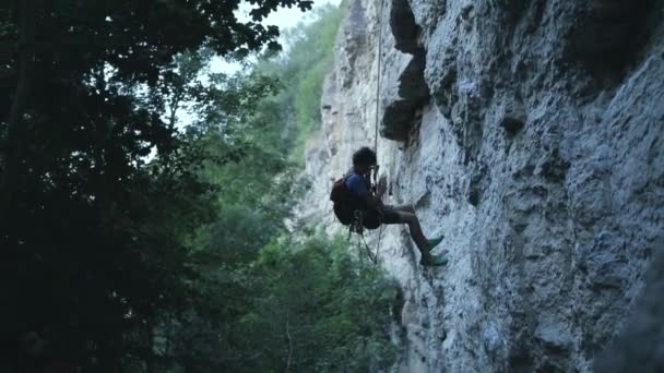 男性登山者在绳子上下来 — 图库视频影像