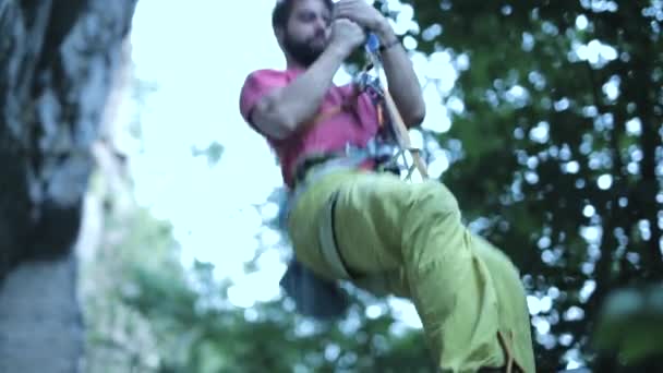 Erkek dağcı ipi yukarı tırmanıyor — Stok video