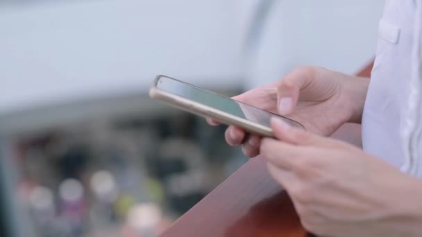 Primer plano de las manos de las mujeres con mensajero de mensajes de texto smartphone — Vídeo de stock