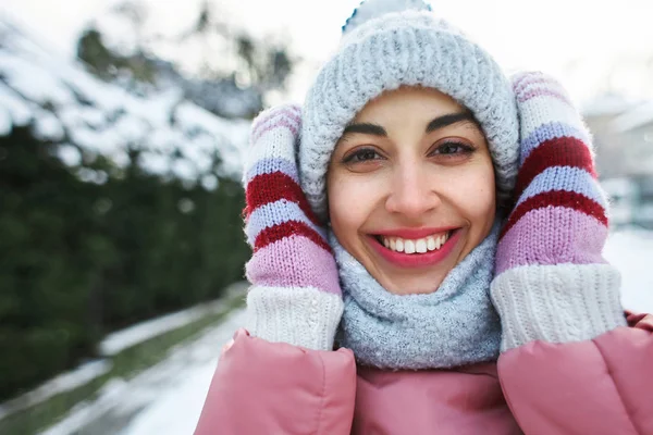 Gelukkig Vrolijke Glimlachende Vrouw Roze Winter Parka Gebreide Pet Sjaal — Stockfoto