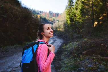 Sırt çantalı bir kadın doğa yürüyüşçüsü.