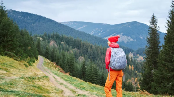 Nainen retkeilijä reppu kävely ulkona vuoristossa — kuvapankkivalokuva