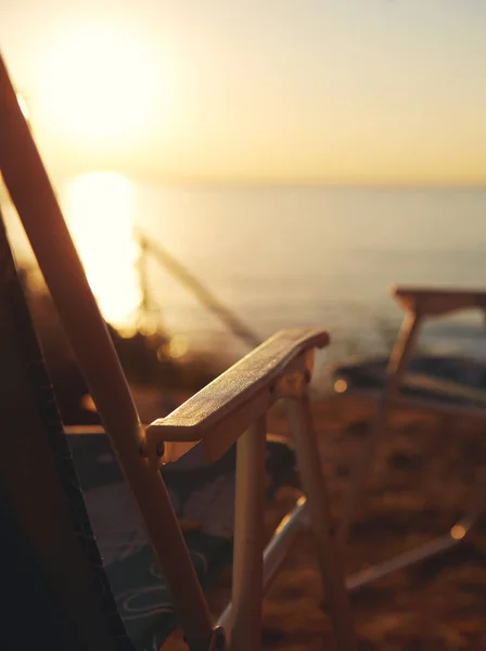 Strandstol på asursjøens kyst med solnedgangens himmelbakgrunn . – stockfoto