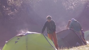 Sisli sabah sonbaharda ormanda yeşil çim çadırları ile kamp. Çadır ile sonbahar hafta sonu orman yürüyüş.