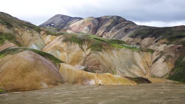 Viaggia in Islanda. Bellissimo paesaggio islandese con montagne, cielo e nuvole. Trekking nel parco nazionale Landmannalaugar — Video Stock