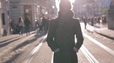 Sonbahar sokakta yürüyüş genç güzel moda esmer kadın açık portre. Şık gri ceket, sıska kot pantolon ve siyah Golf giyen model.